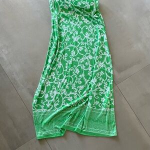 Vince Camuto stretch pull on skirt in a bold green and white floral scroll print